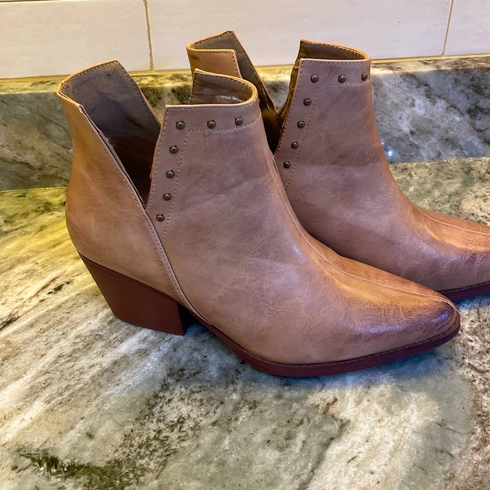 Cute ankle boots!  I purchased them from the Buckle and only wore them once!